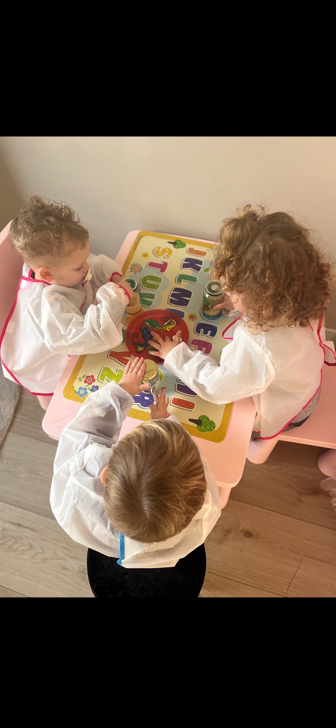 Gezellig samen spelen met vingerverf. 🎨