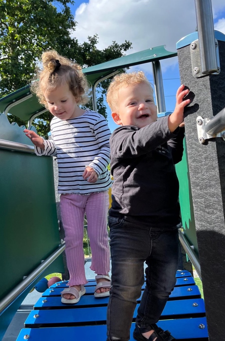 Lekker spelen in de speeltuin. 🥰