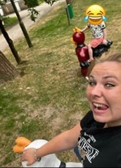 Samen plezier maken in de speeltuin 