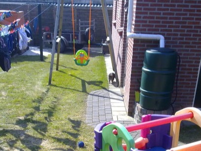 redelijk ruime tuin met buitenspeelgoed