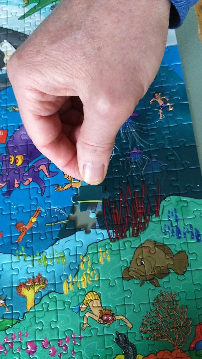 samen een puzzel maken.