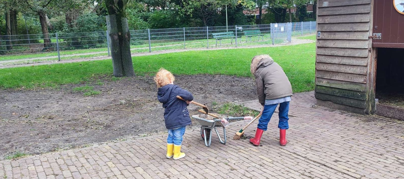 Handen uit de mouwen op de boerderij