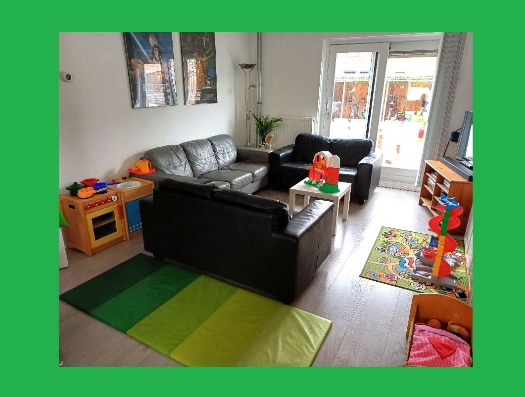 De woon- & speelkamer.