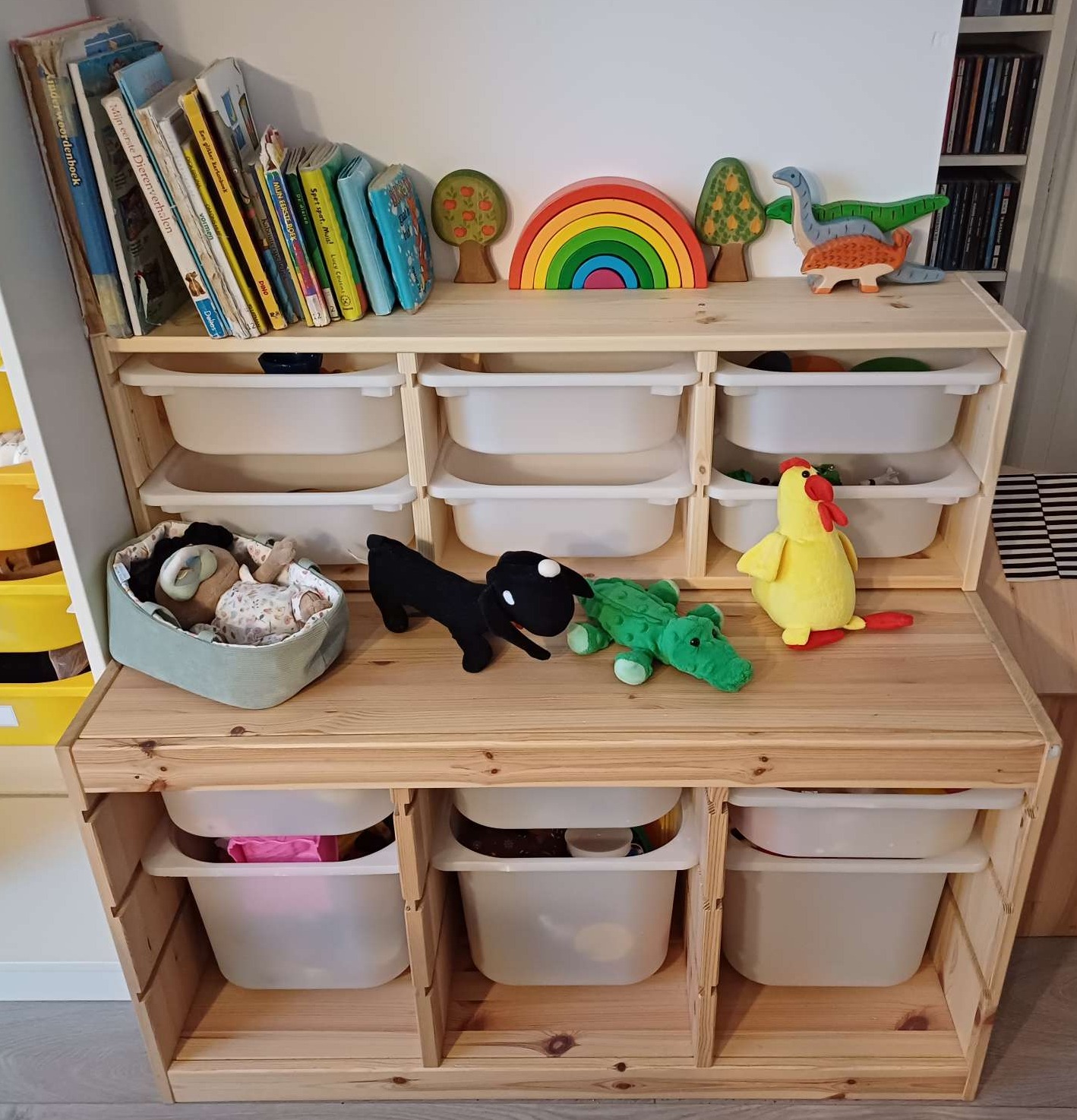 Speelkast voor & van de kindjes.