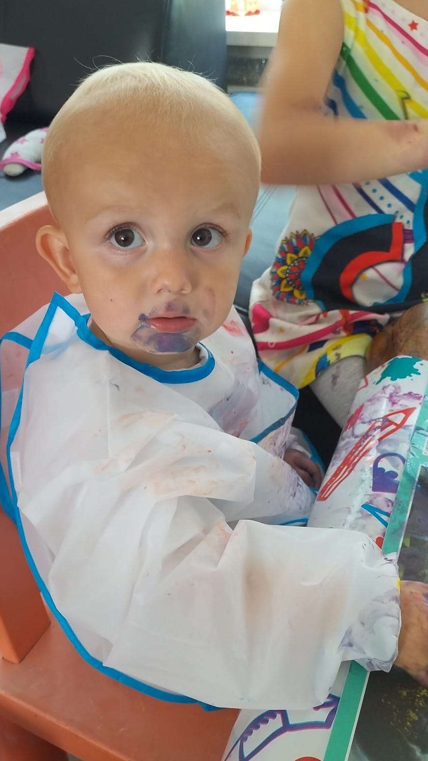 Kinderen aan het verven  of lekker knoei