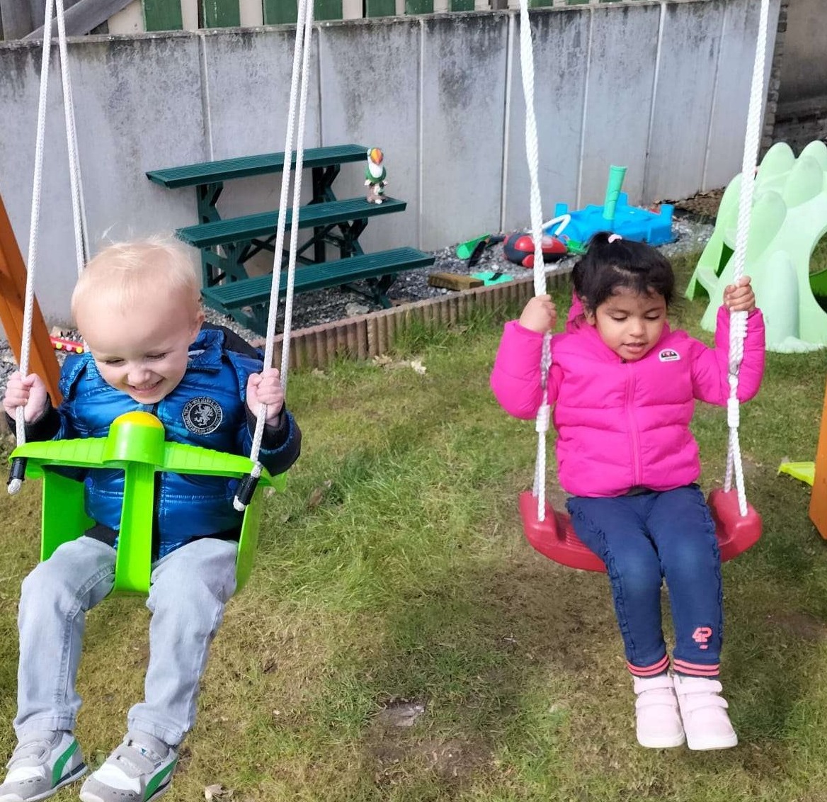 Samen op de klimrek/schommel