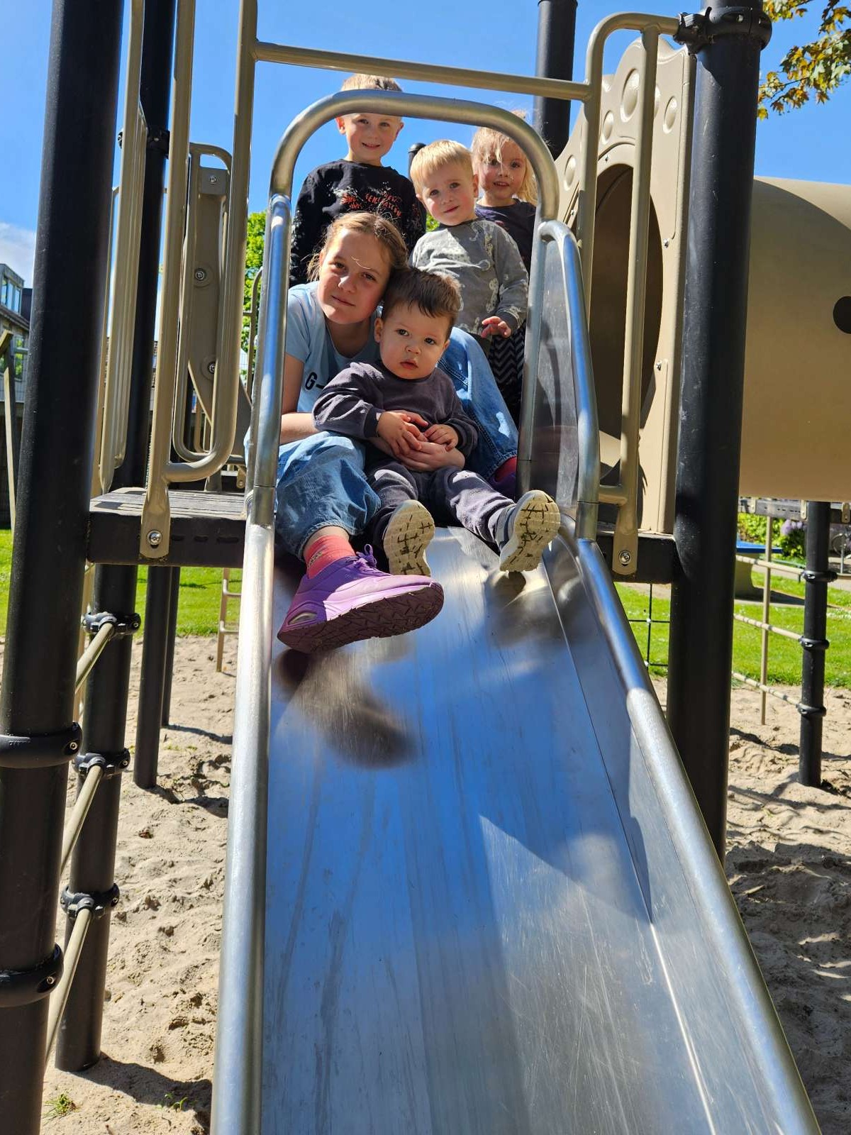 Gezellig spelen in de speeltuin