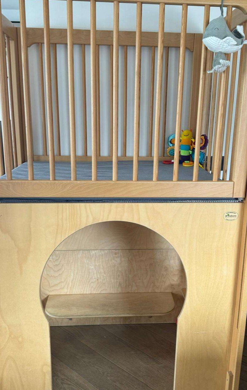 De kleintjes fijn in de hoge box.