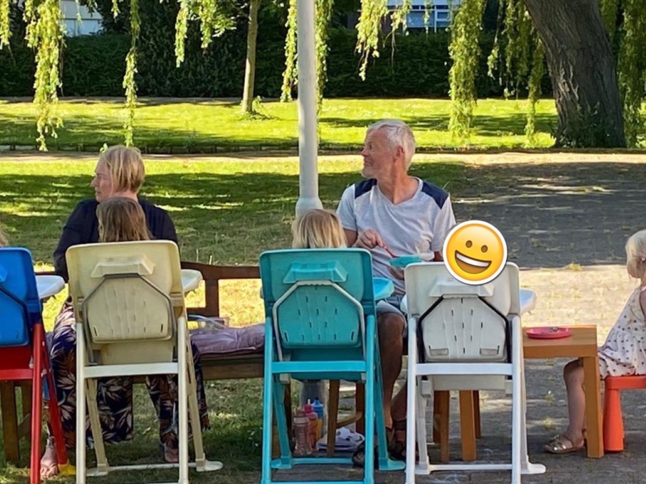 Bij mooi weer voor de deur eten 