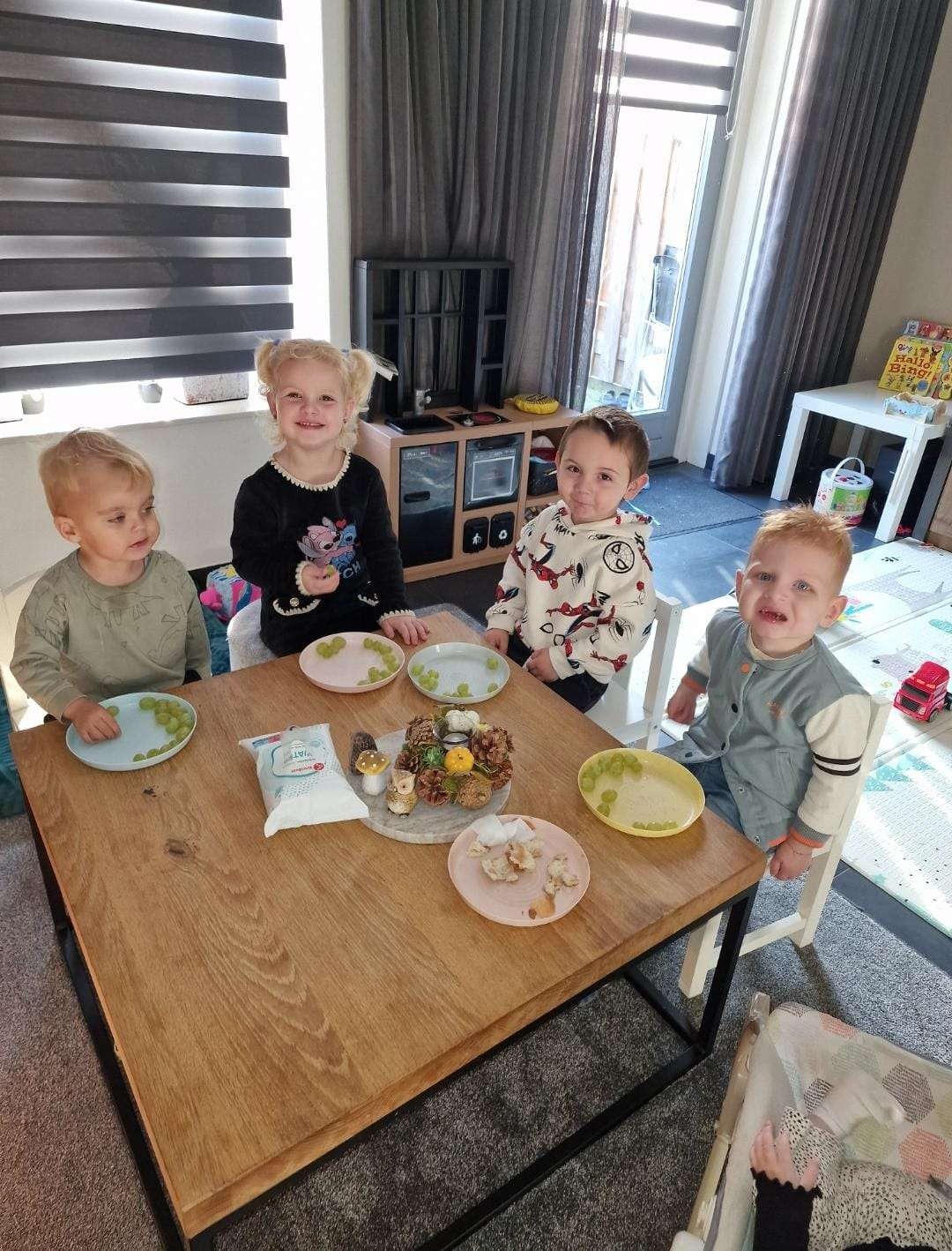 eten doen we aan tafel!