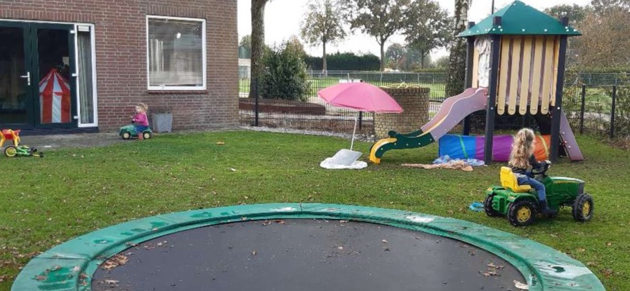 Genieten we van het spelen in de tuin.