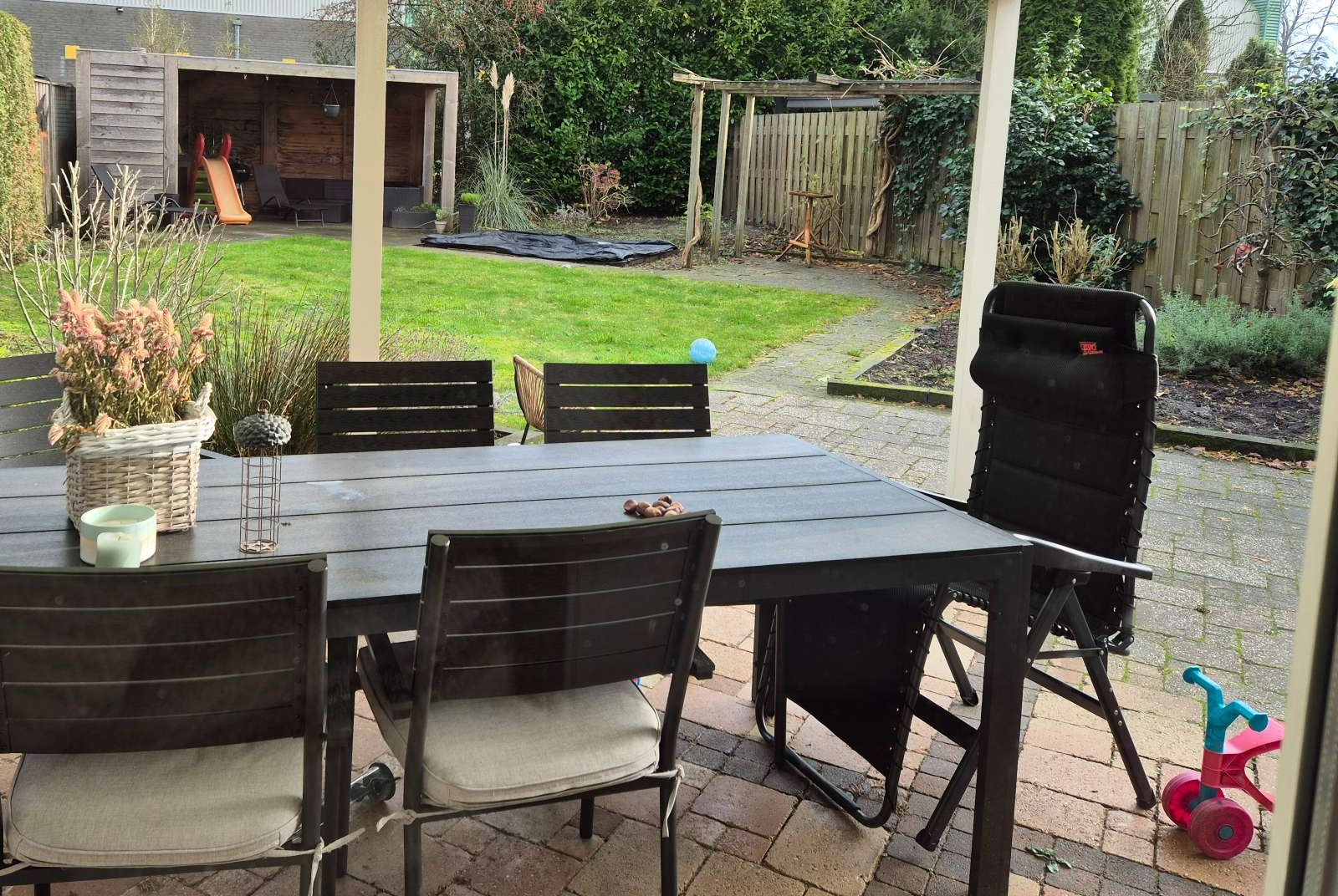 Tuin met trampoline/glijbaan/schommel