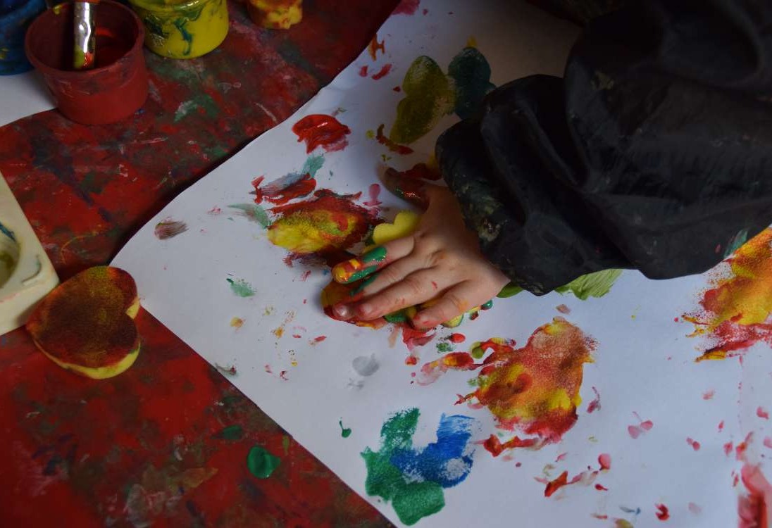Samen knutselen en schilderen