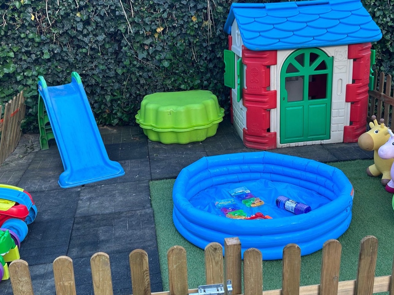 De opvang kindjes hun eigen speeltuintje