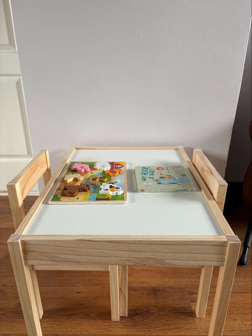 Puzzels maken en een boekje lezen