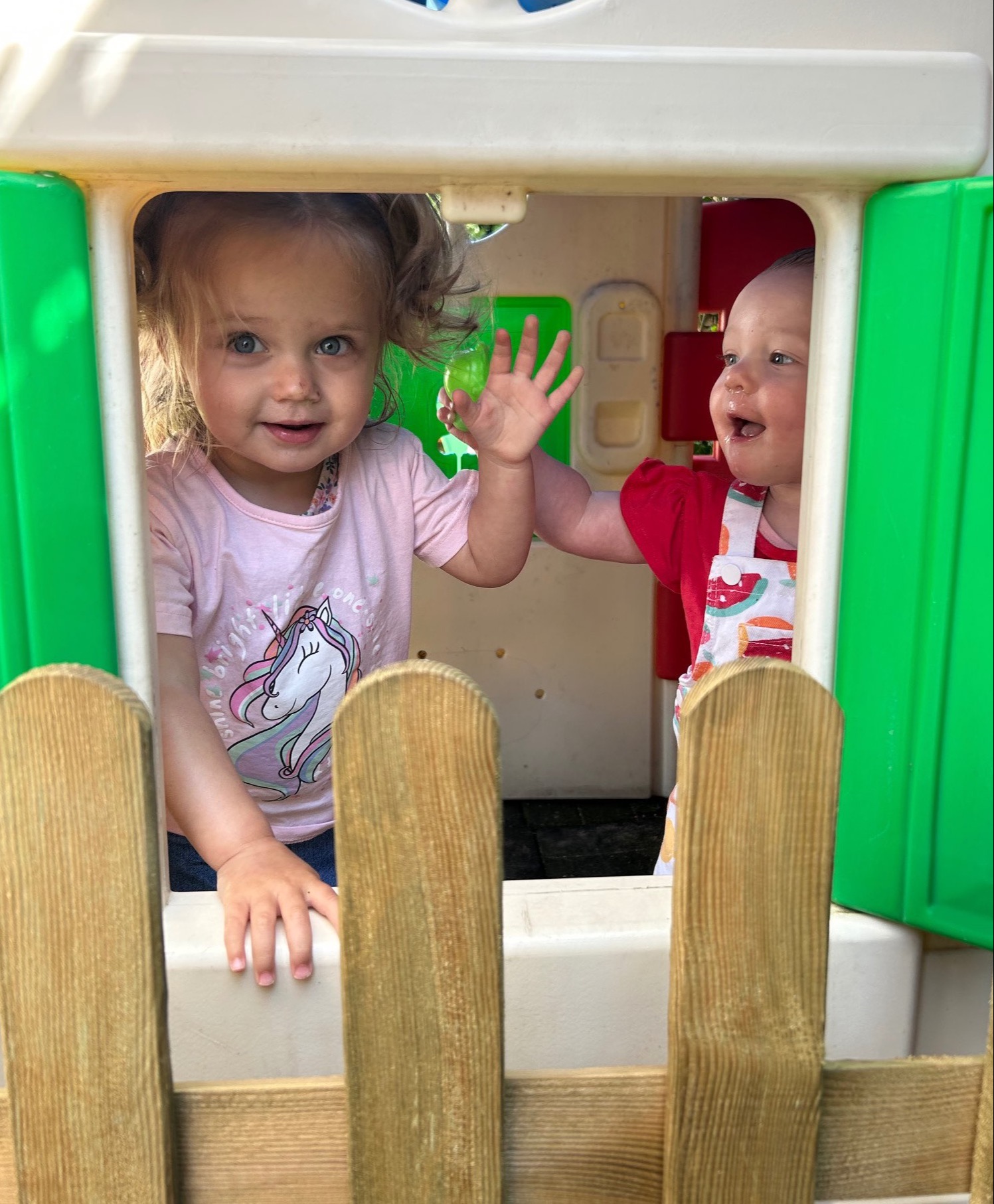 De kindjes in hun eigen speeltuintje