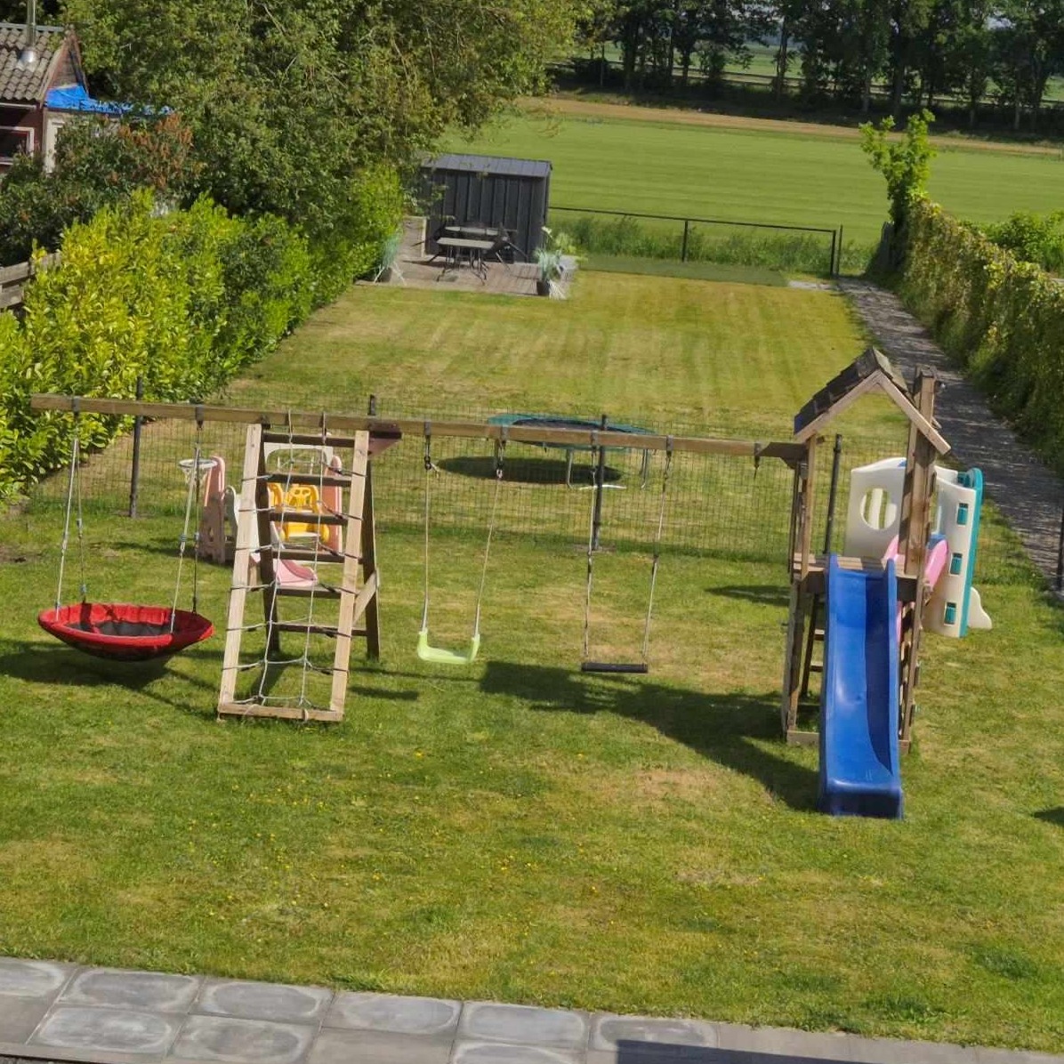 Speelruimte / achterkant van ons huis. 