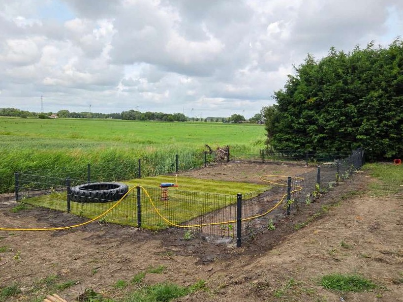 Het speelgedeelte in de tuin in aanbouw