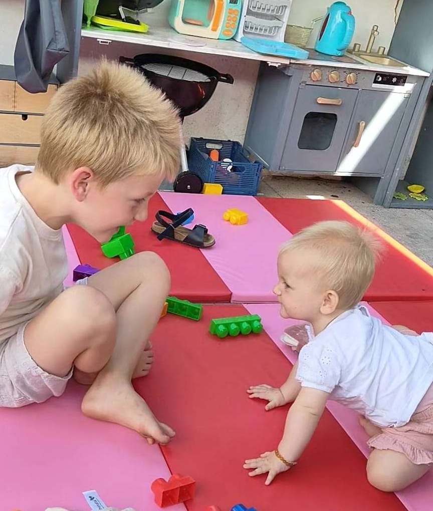 Samen buiten spelen in de tuin. 