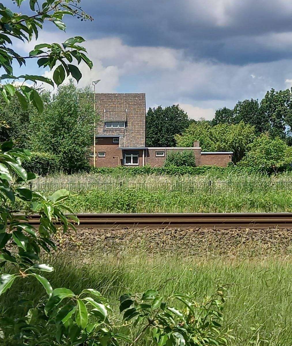 ons huis gezien van een afstand