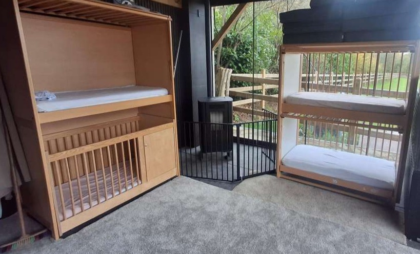 De slaapgedeelte bevindt zich in de serr