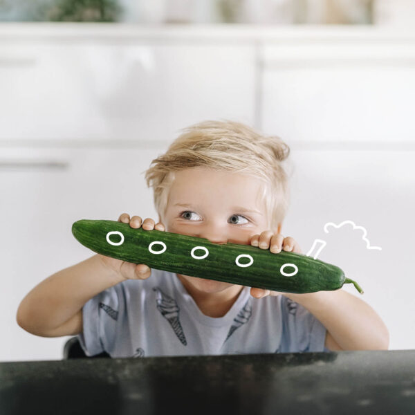 Kind met komkommer